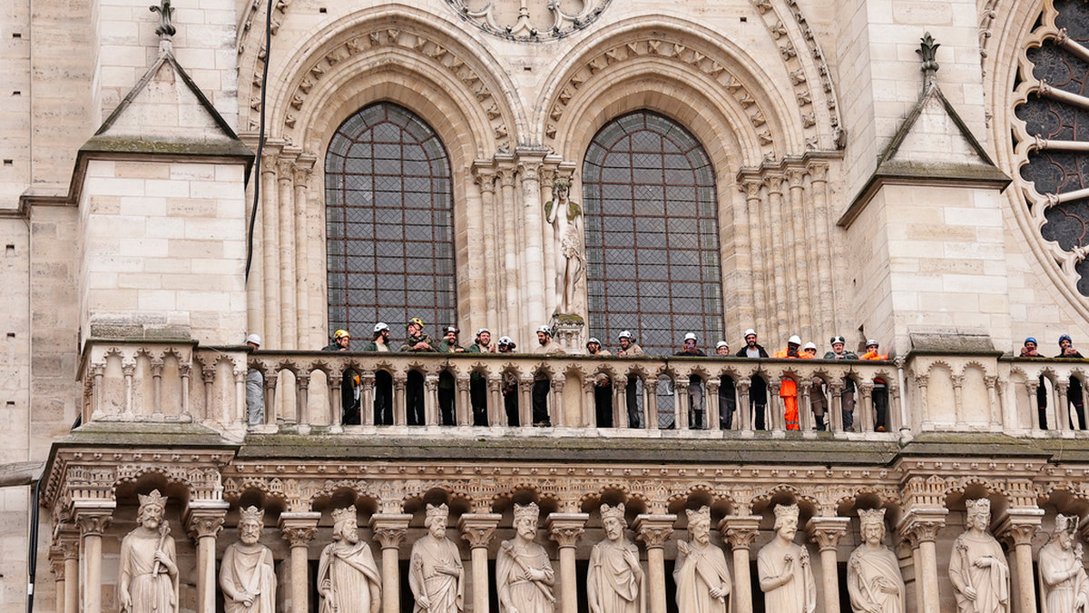 Arbetare står på Notre Dame. Arkivbild.