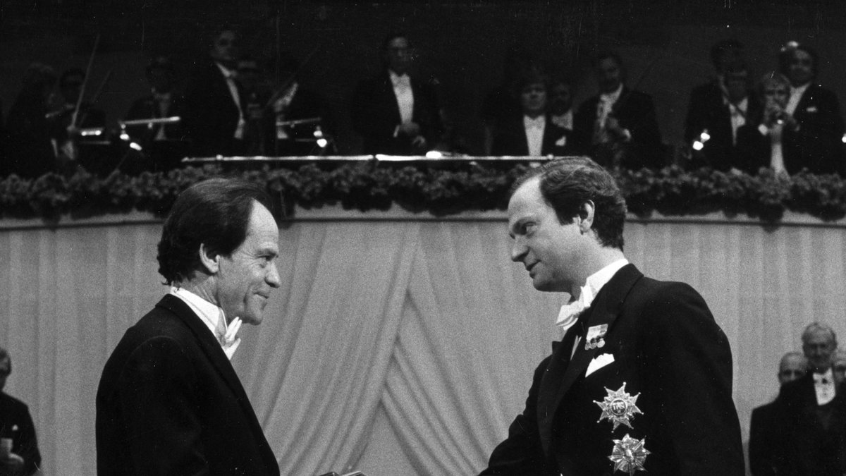 Torsten Wiesel mottar Nobelpriset i medicin 1981.