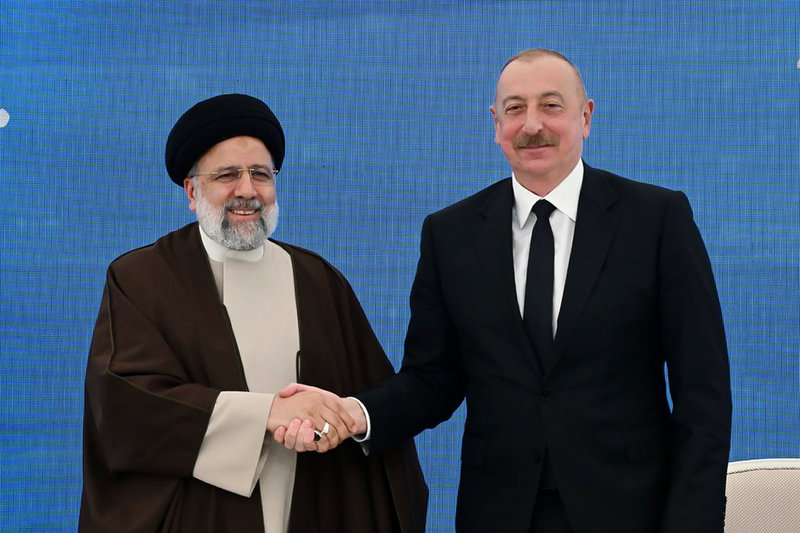 En av de sista bilderna på Irans omkomne president Ebrahim Raisi. Strax innan olyckan invigde han ett dammprojekt med Azerbajdzjans president Ilham Aliyev, till höger i bild.