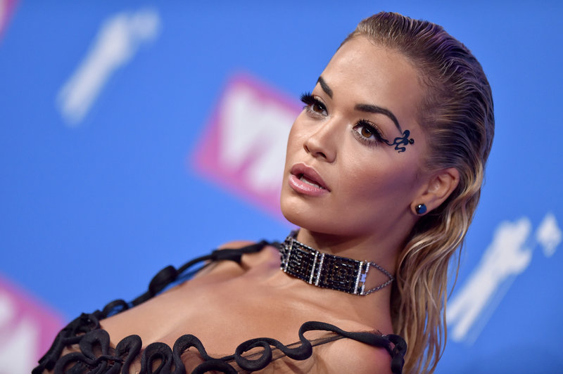 Rita Ora poserar på röda mattan Rita Ora poserar på röda mattan