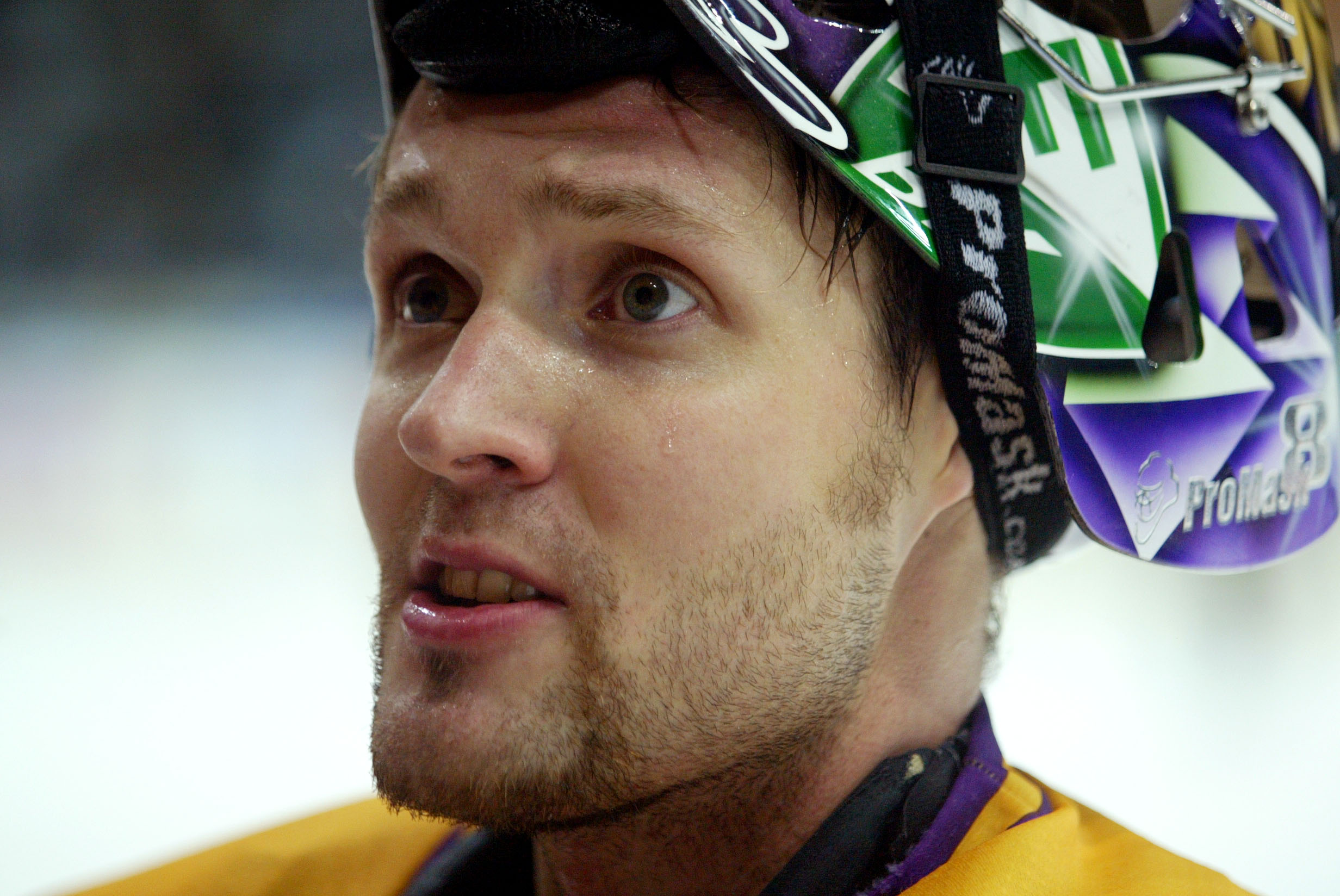 Sinuhe Wallinheimo har uttalat sig kritiskt mot att hockeyspelare kommer ut som homosexuella.