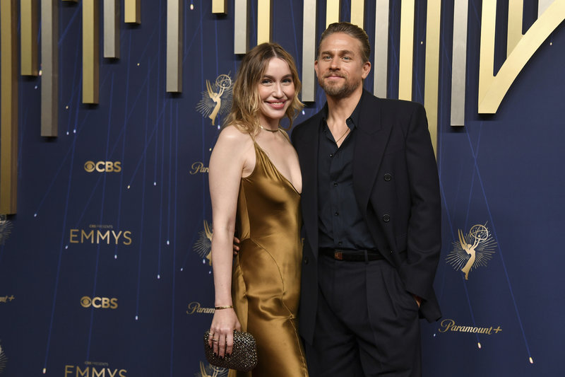 Charlie Hunnam med partnern Morgana McNelis på Emmy Awards 2025. Foto: Richard Shotwell/AP/TT