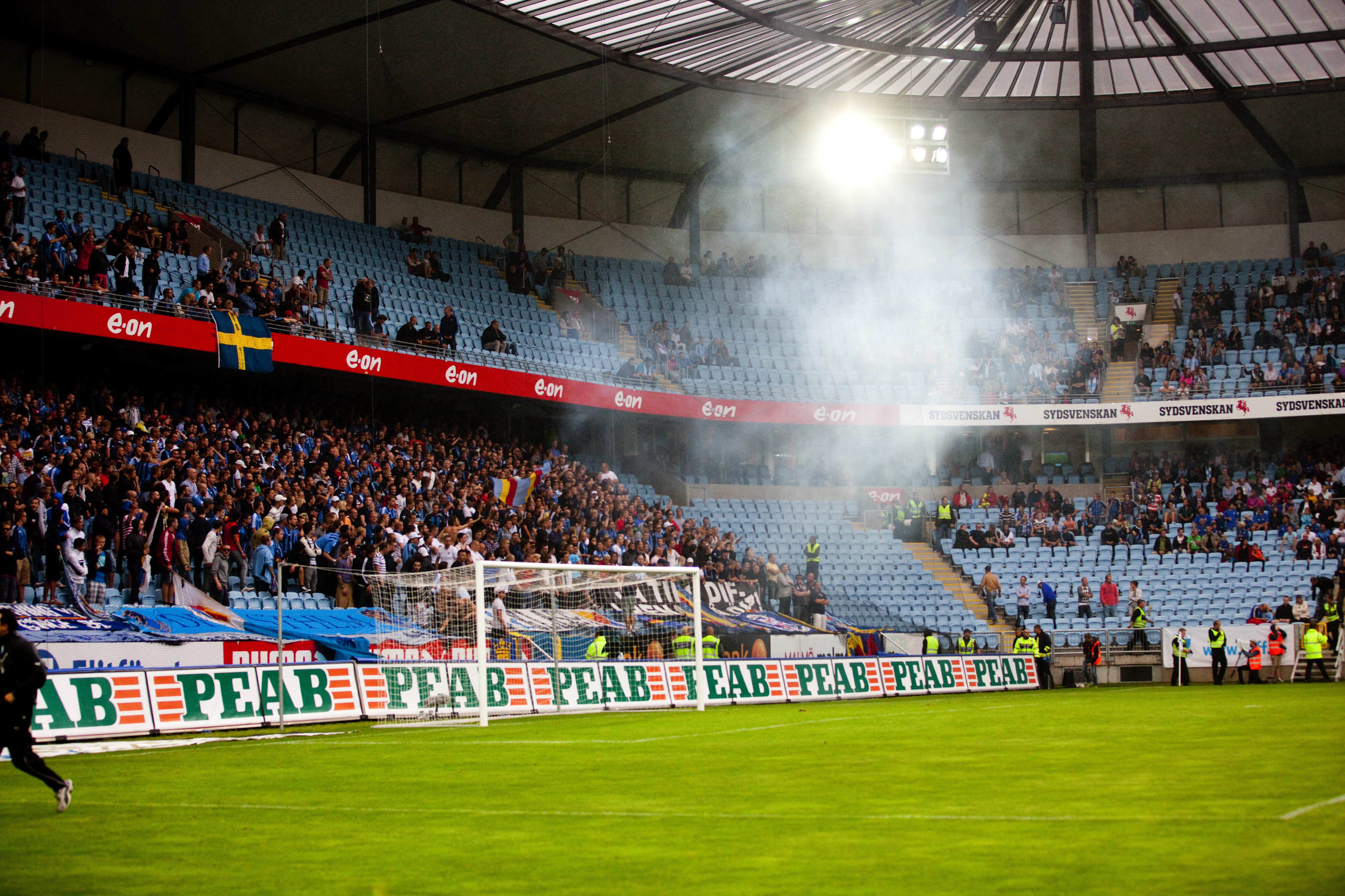 Knallskott smällde av på läktarna och på planen under Malmö FF-Djurgården.