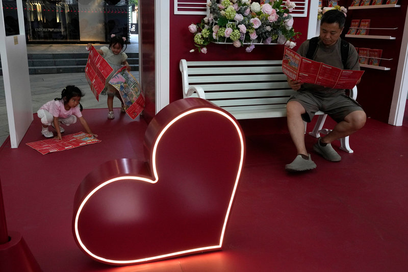 Barn leker i ett köpcentrum i Peking. Arkivbild. 