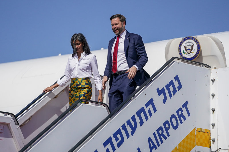 Vicepresident JD Vance och hans fru Usha Vance landar på Ben Gurion-flygplatsen i Israel på tisdagen.