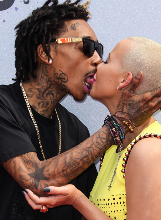 Slaskigt värre – Amber Rose och Wiz Khalifa grovhånglar på röda mattan. Slaskigt värre – Amber Rose och Wiz Khalifa grovhånglar på röda mattan.