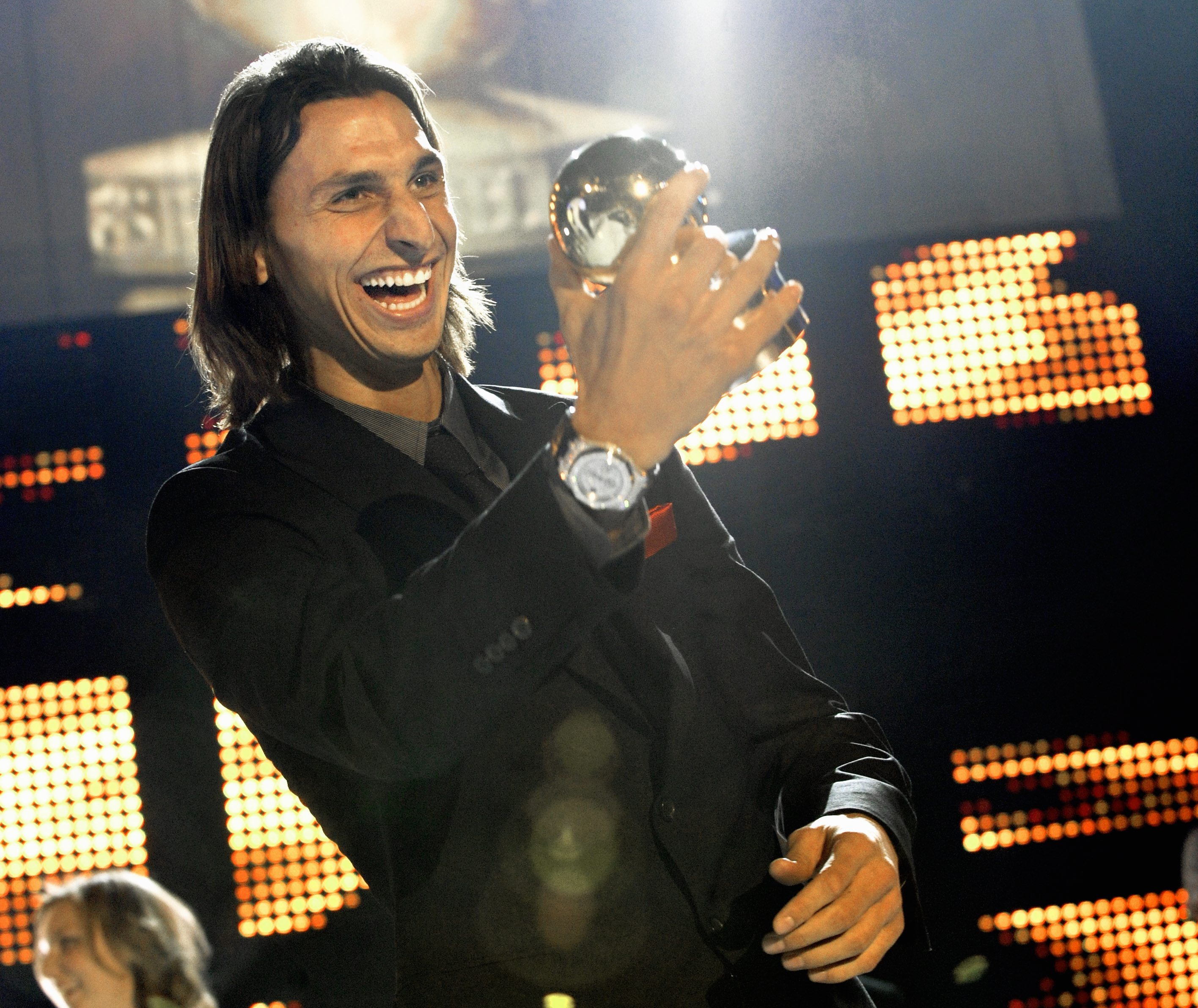 Zlatan tilldelas Guldbollen vid Fotbollsgalan 2008 i Globen i Stockholm. Zlatan tilldelas Guldbollen vid Fotbollsgalan 2008 i Globen i Stockholm.