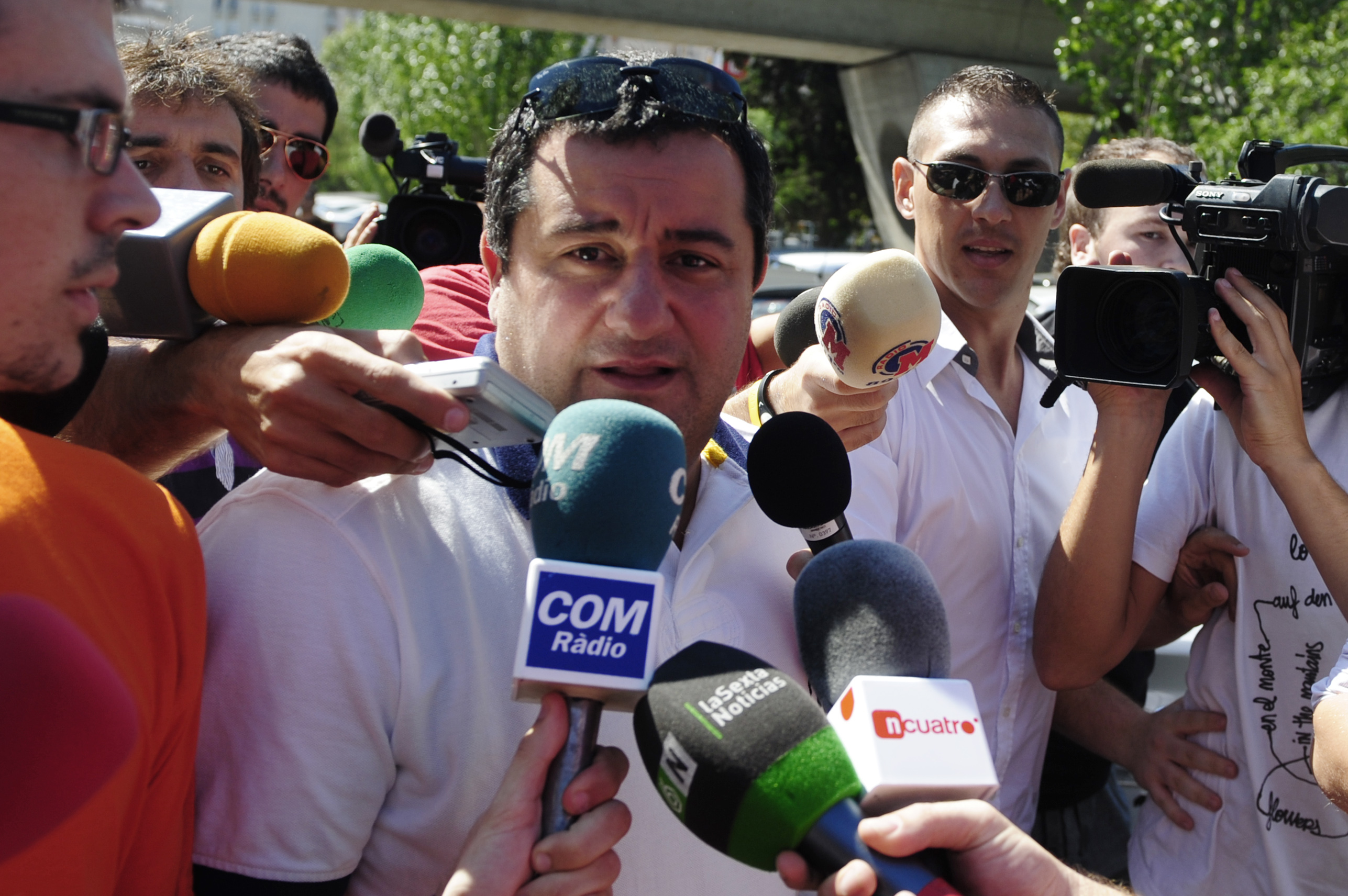 Till Gazzetan sa agenten Raiola att Zlatan vill avsluta sin elitkarriär i Milan. Men han uteslöt inte att "Ibra" skulle sen varva ner i USA - eller i MFF. Till Gazzetan sa agenten Raiola att Zlatan vill avsluta sin elitkarriär i Milan. Men han uteslöt inte att "Ibra" skulle sen varva ner i USA - eller i MFF.