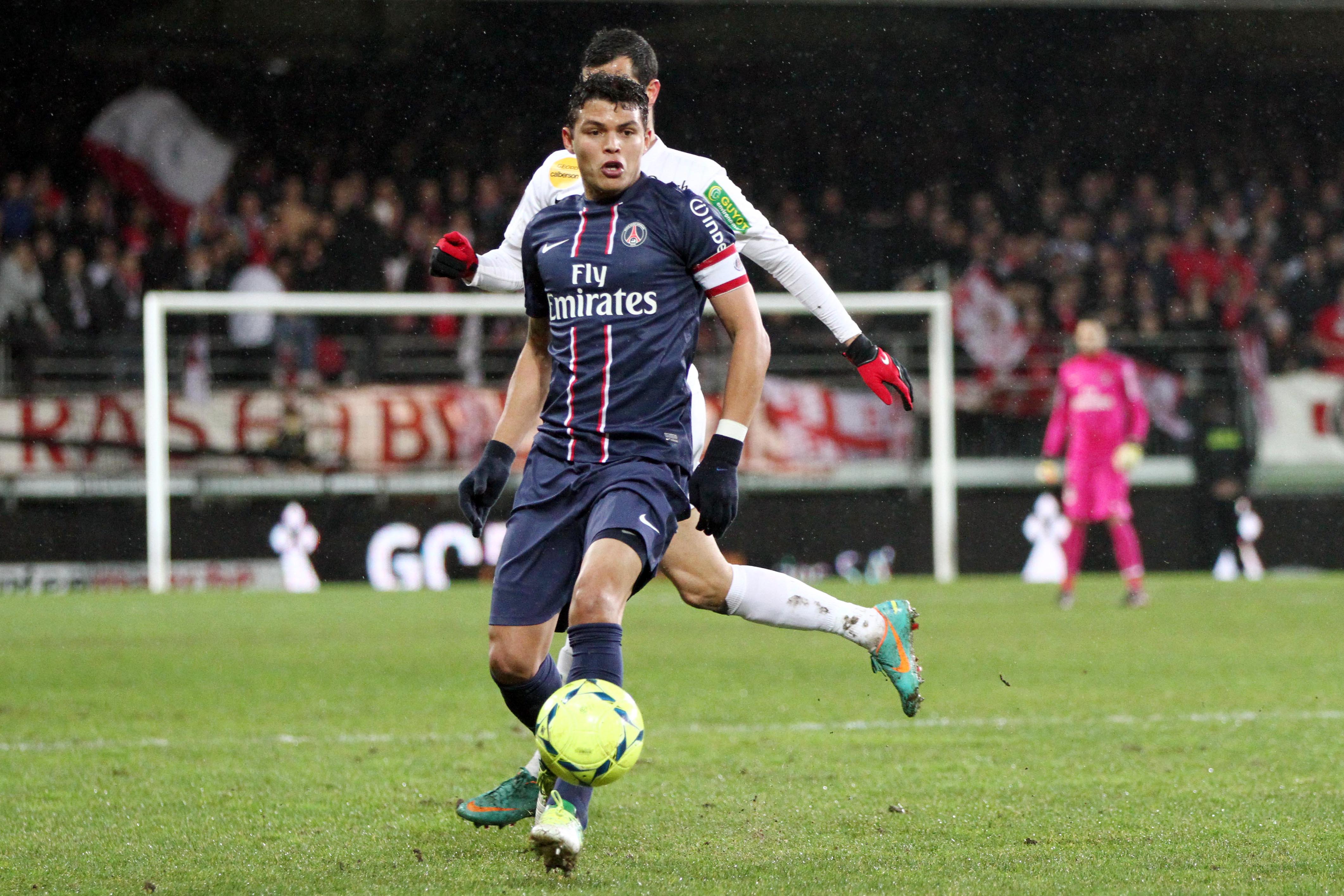 Zlatans lagkamrat i Paris Saint-Germain, Thiago Silva, bildar mittbackspar med Terry med sin fina årslön på 83 miljoner kronor. Zlatans lagkamrat i Paris Saint-Germain, Thiago Silva, bildar mittbackspar med Terry med sin fina årslön på 83 miljoner kronor.