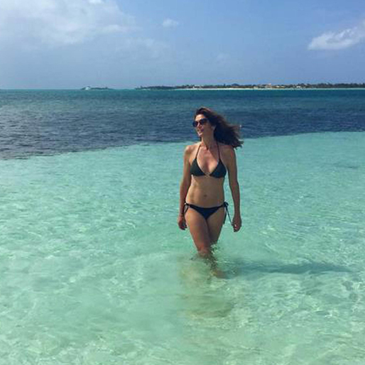 Cindy Crawford tar en dopp. Cindy Crawford tar en dopp.