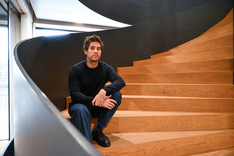 Det flytande kontoret är byggt till stor del i trä. "Det är hållbart, men det är också vettigt att bygga på vatten eftersom det är mycket lättare än stål och betong", säger Albert Takashi Richters, arkitekt vid Powerhouse Company i Rotterdam.