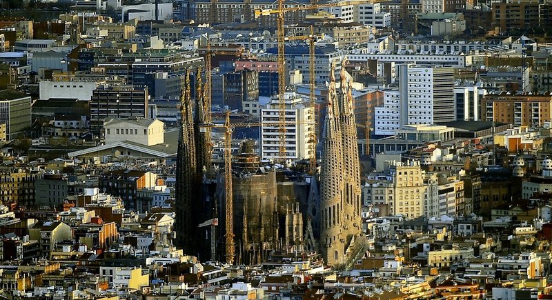 Foto från 2010 som visar Sagrada Família så som många lärde känna kyrkan under 1900-talet, med ett stort ”hål” i mitten. Tomrummet har nu fyllts med bland annat Kristi torn.