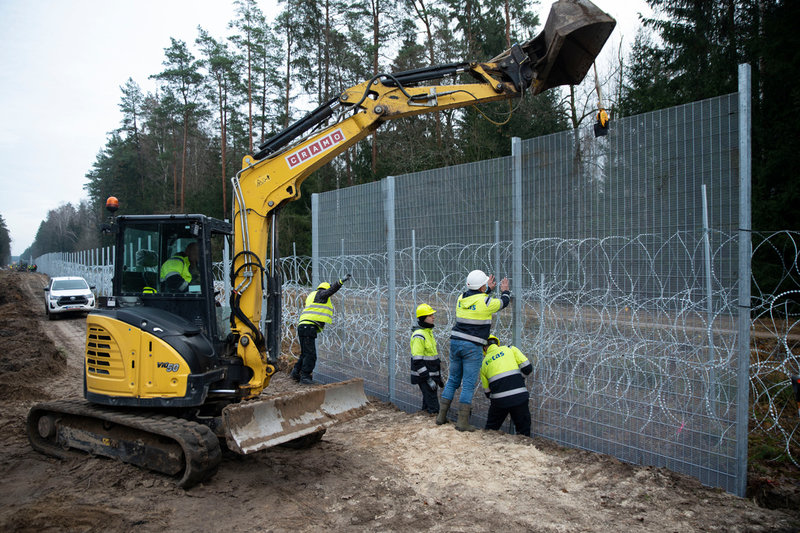 Litauen förstärker gränsen mot Belarus. Ett fyra meter högt stängsel med taggtråd började uppföras hösten 2021 längs den drygt 500 kilometer långa gränsen.
