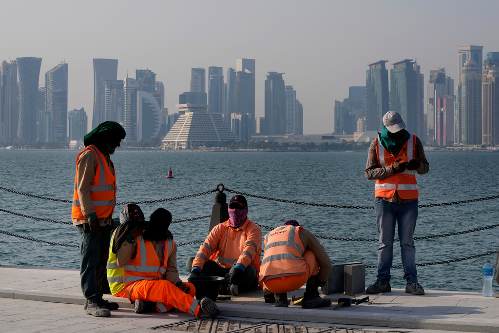 Migrantarbetarnas arbete inför fotbolls-VM är snart klart. Den 20 november inleds fotbolls-VM i Qatar. Bilder är tagen den 13 november.
