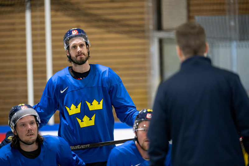 ”En fantastisk känsla för en snart 35-åring att få lite pirr och fjärilar i magen”, säger Tre Kronors lagkapten Oliver Ekman-Larsson inför dagens ödesmatch mot Slovakien.