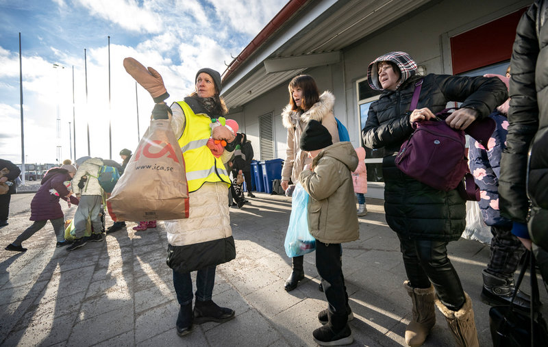Under flyktingarnas första kaotiska timme i Sverige får Anki Johansson svara på frågor och lösa problem.