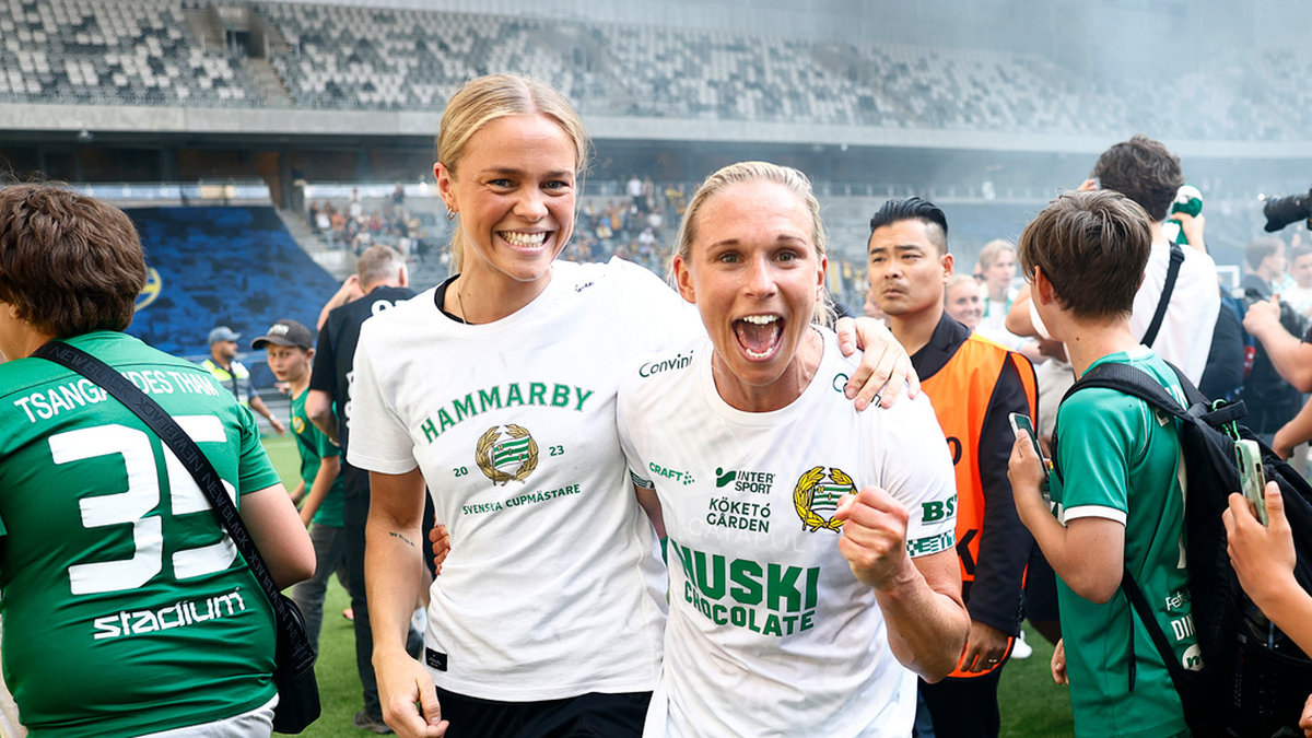 Filippa Sparf och Jonna Andersson firar segern i svenska cupen med Hammarbyfansen.