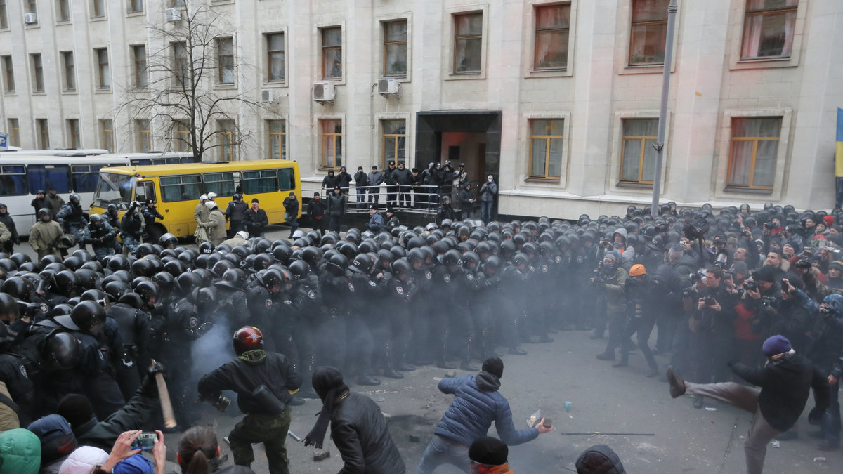 Polisen pressades tillbaka när demonstranter intog centrala Kiev på söndagen.
