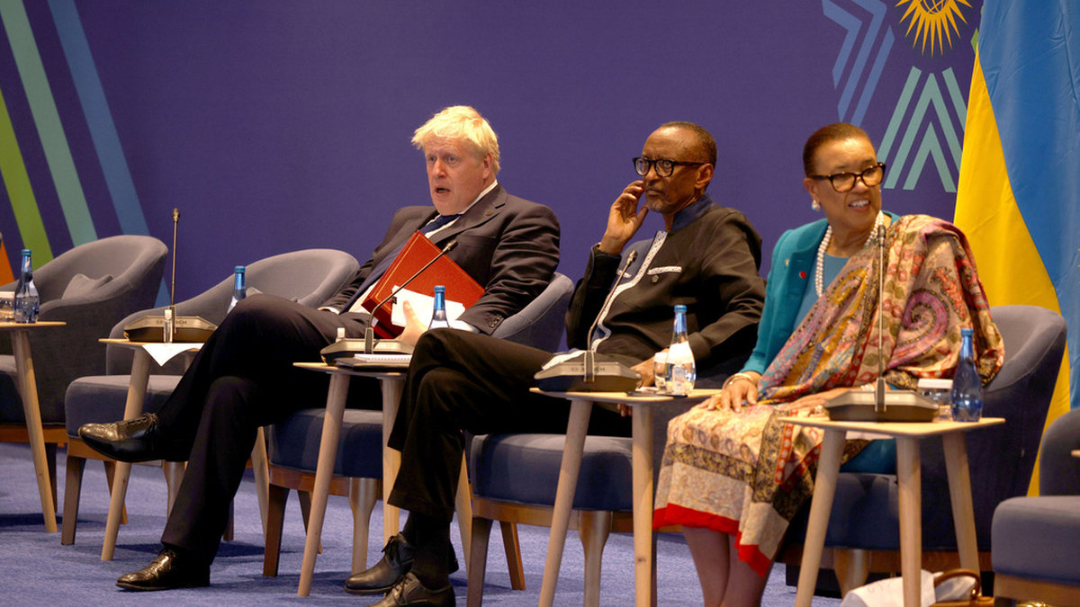 Storbritanniens premiärminister Boris Johnson, Rwandas president Paul Kagame och Samväldets generalsekreterare Patricia Scotland vid mötet i Rwandas huvudstad Kigali.