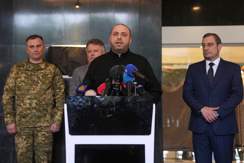 Ukrainas försvarsminister Rustem Umerov talar med journalister i Istanbul i samband med mötet mellan länderna den 16 maj.