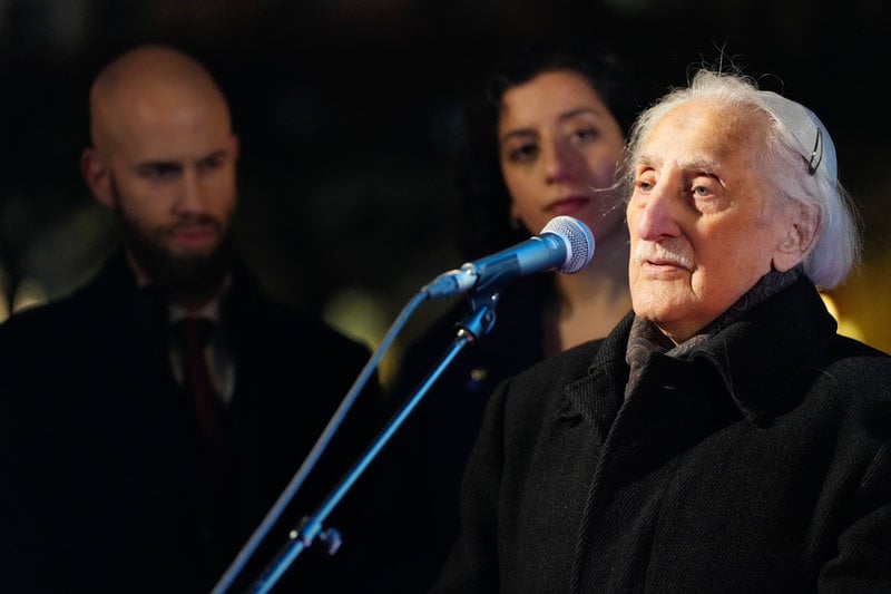 Förintelseöverlevaren Leon Weintraub, i bakgrunden Carl-Oskar Bohlin (M) och Simona Mohamsson (L).