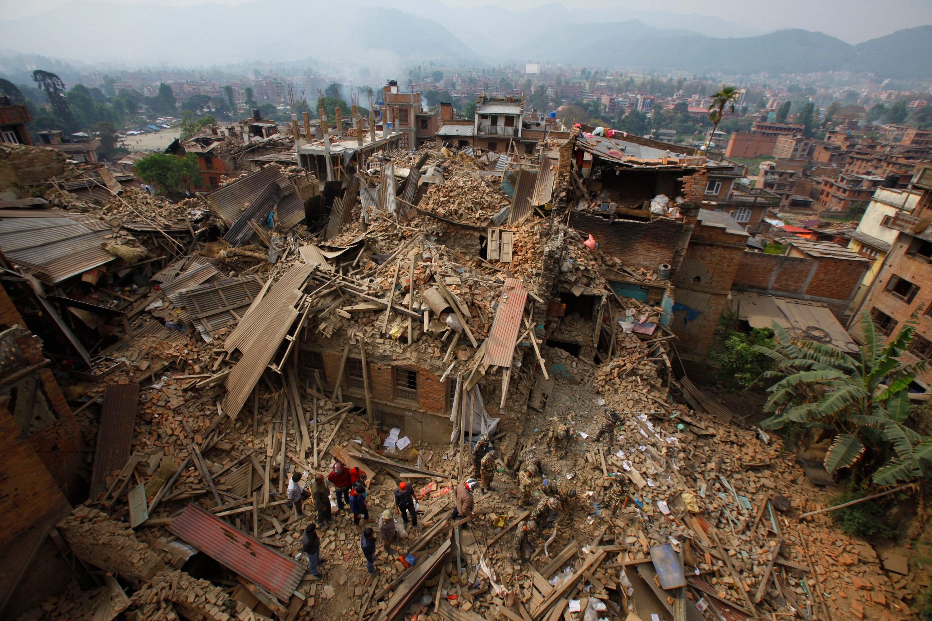 Räddningsarbetare tar bort bråte för att hitta offer som dött i jordbävningen i Bhaktapur nära Kathmandu. 
