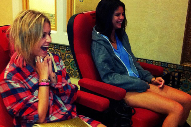 Selena Gomez och Ashley Benson tittar på The hunger games och ser ut att njuta av den privata visningen.