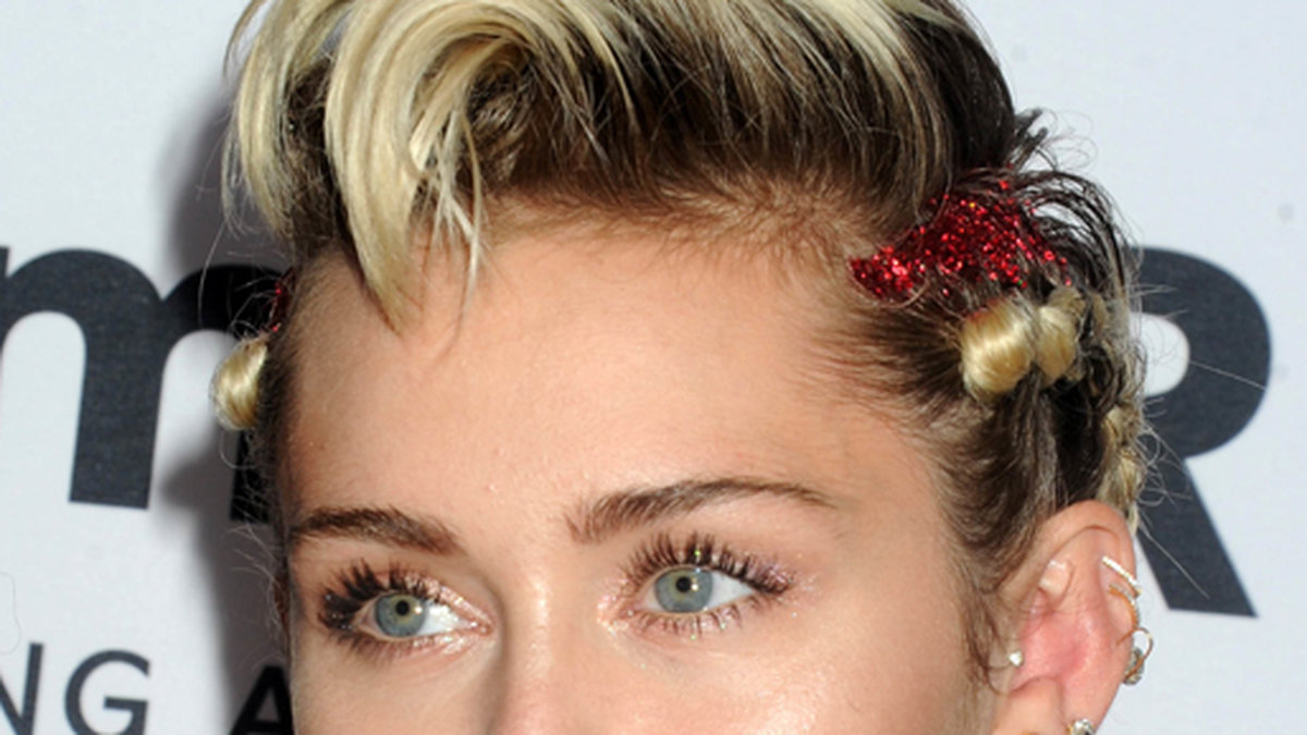 Miley Cyrus visar att man inte behöver se sur ut när man gör den nya posen. 