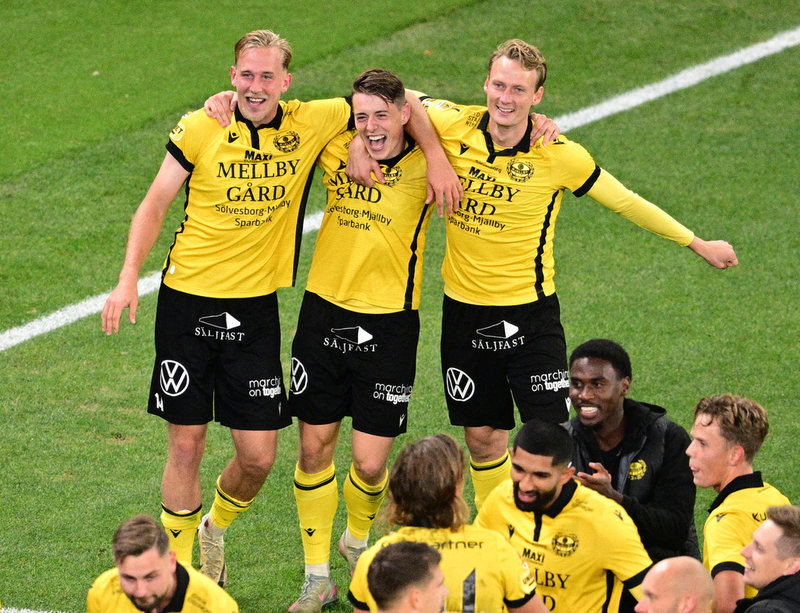 Herman Johansson, Elliot Stroud och Alexander Johansson firar SM-guldet.