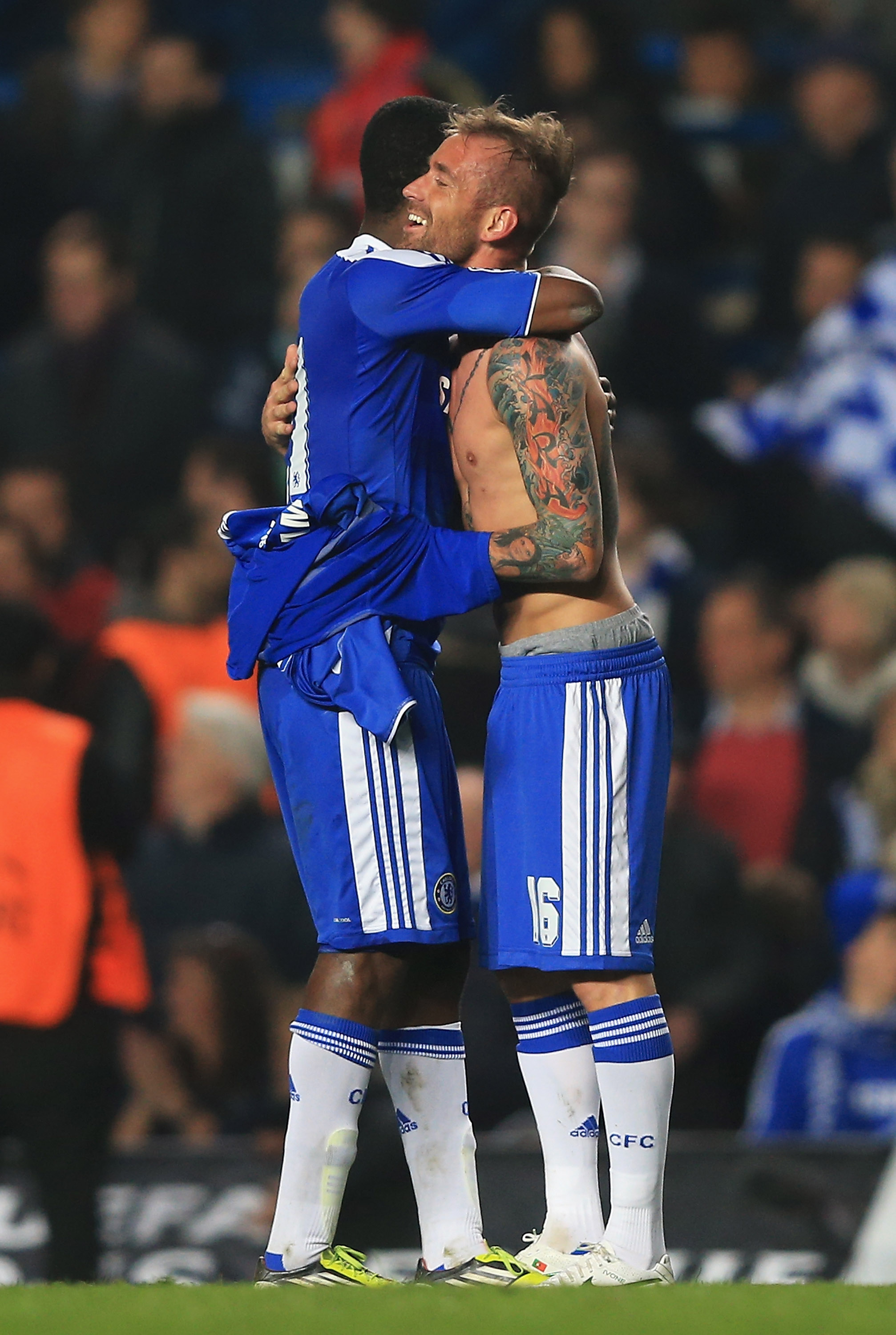 Chelsea-hjältarna Kalou och Meireles kramades efter slutsignalen. Chelsea-hjältarna Kalou och Meireles kramades efter slutsignalen.