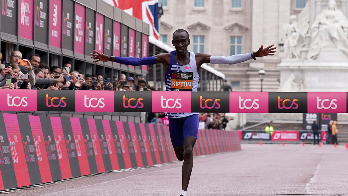 Världsrekordhållaren i maraton, kenyanen Kelvin Kiptum, har dött i en trafikolycka i hemlandet. Bilden är från målgången i London förra året. Arkivbild.
