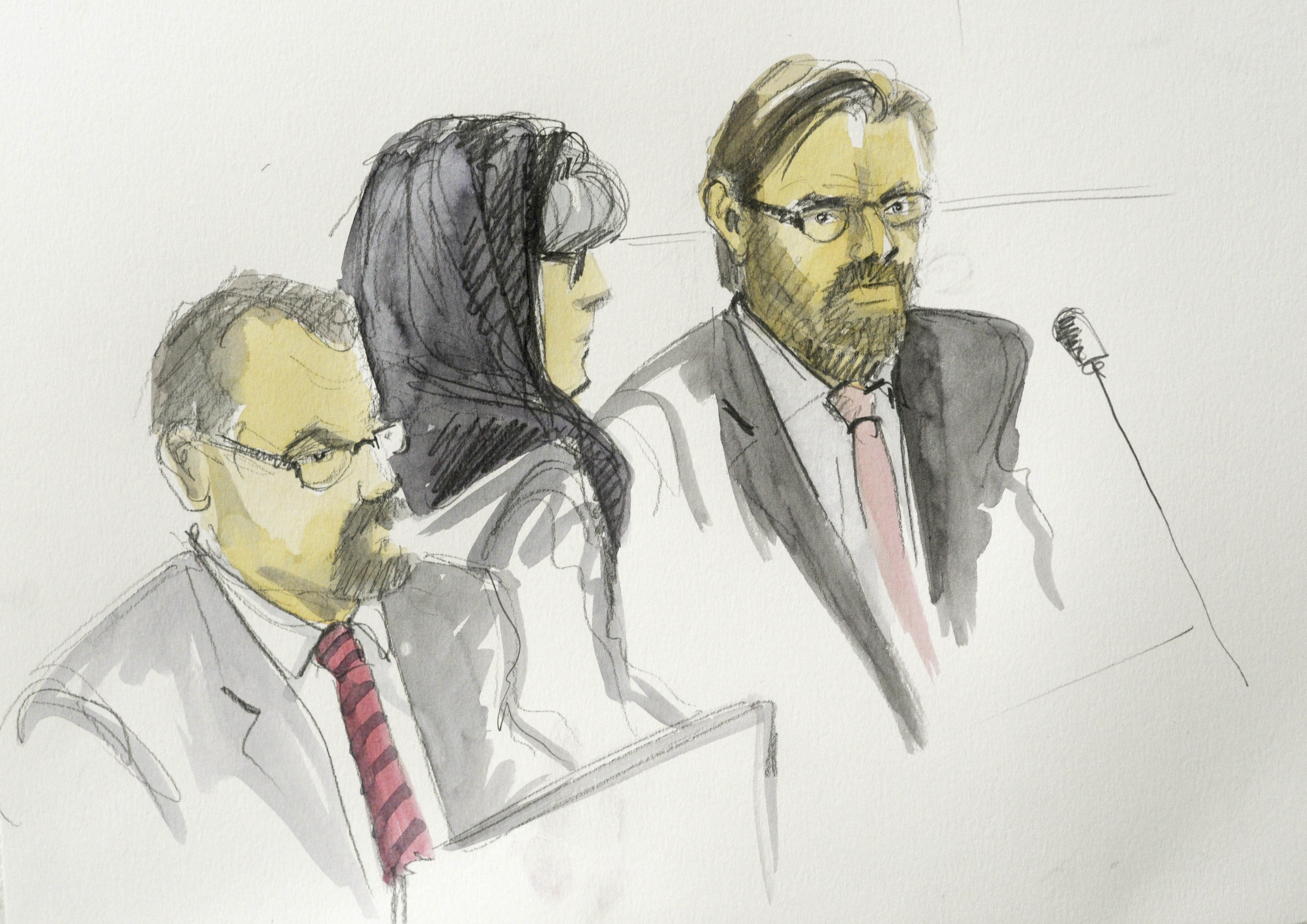 Barnläkaren i sjal och advokat Björn Hurtig till höger, nedtecknade under rättegången.