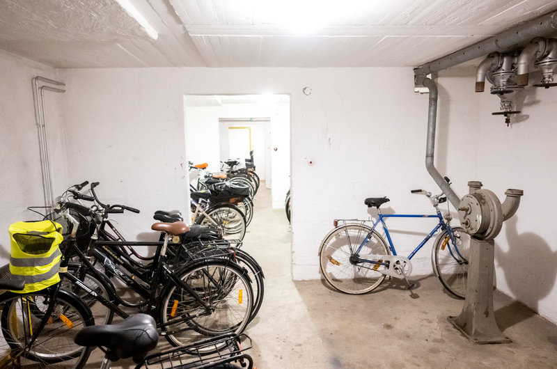 Cyklar får förvaras i skyddsrummen, men vid krigsfara ska utrymmet stå klart att användas inom två dygn.