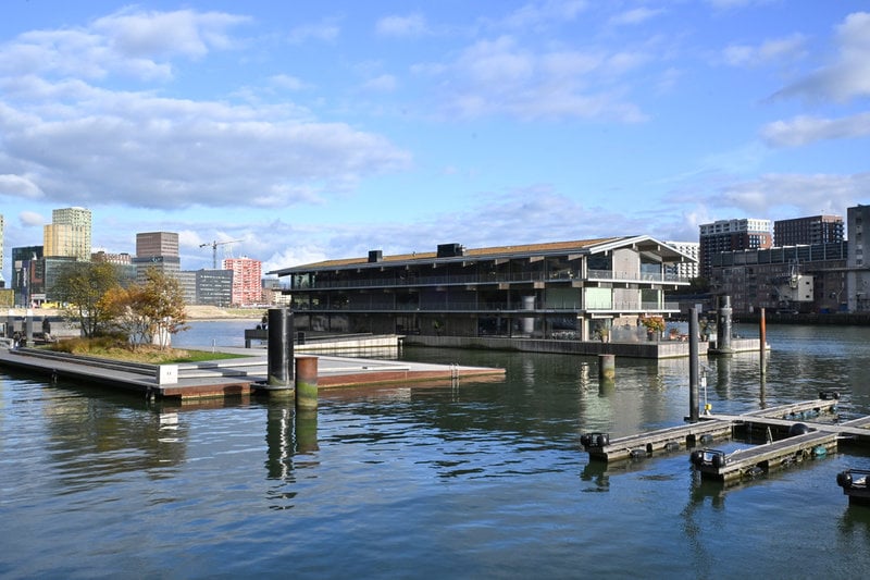 Trevåningskontoret är byggt för att kunna flyttas. "Det är designat för att kunna flyta under en gångbro i närheten", säger Albert Takashi Richters, arkitekt vid Powerhouse Company i Rotterdam.