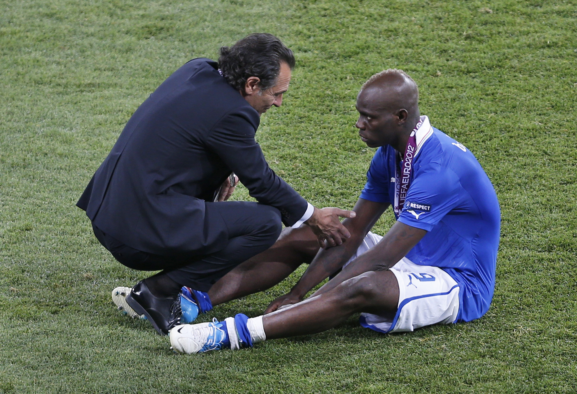 Cesare Prandelli tröstar en otröstlig Balotelli.