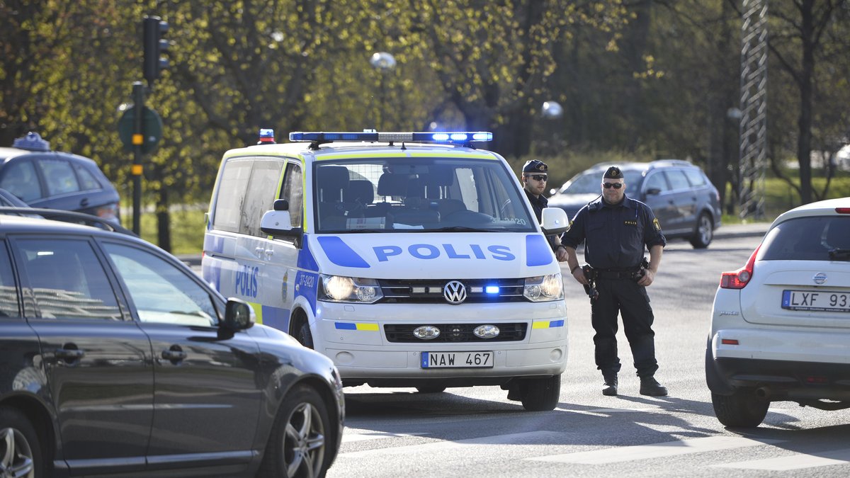 Polisen har spärrat av en korsning på Kungsholmen.