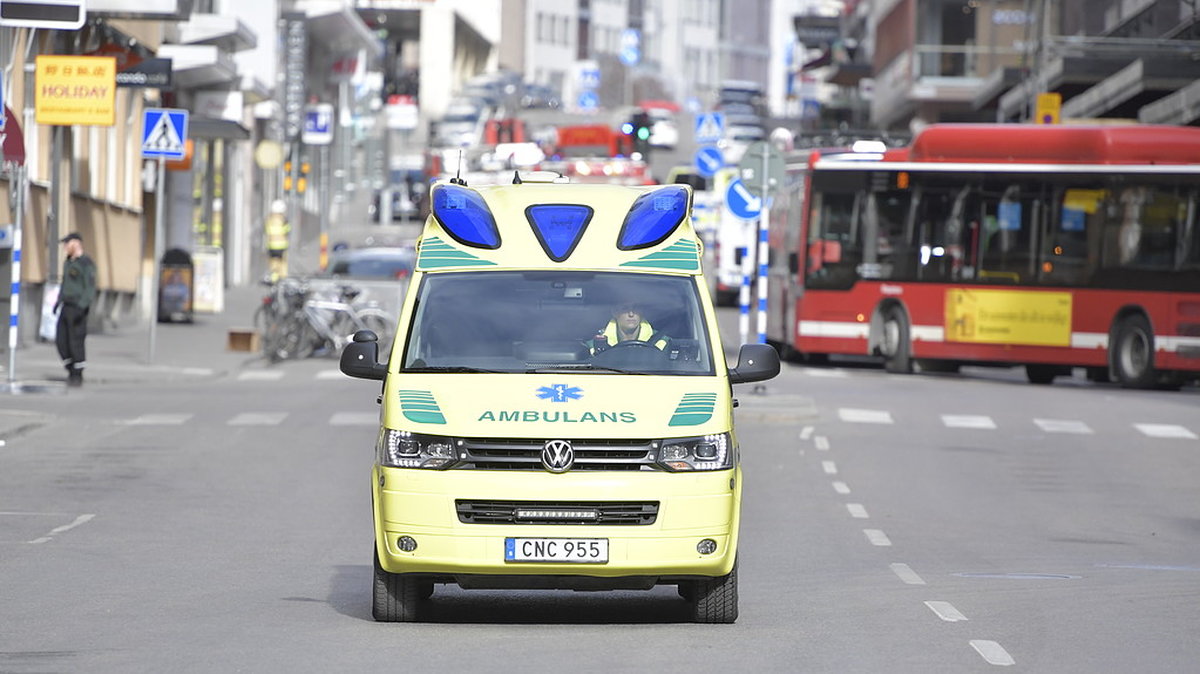 En ambulans i Stockholms city efter attacken. 