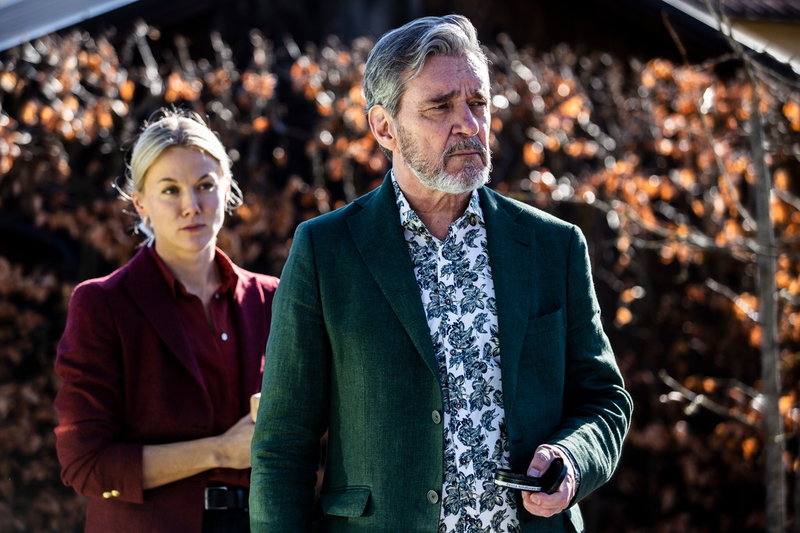 Agnes Lindström Bolmgren och Kjell Bergqvist spelar huvudrollerna i 'Bäckström'. Pressbild.