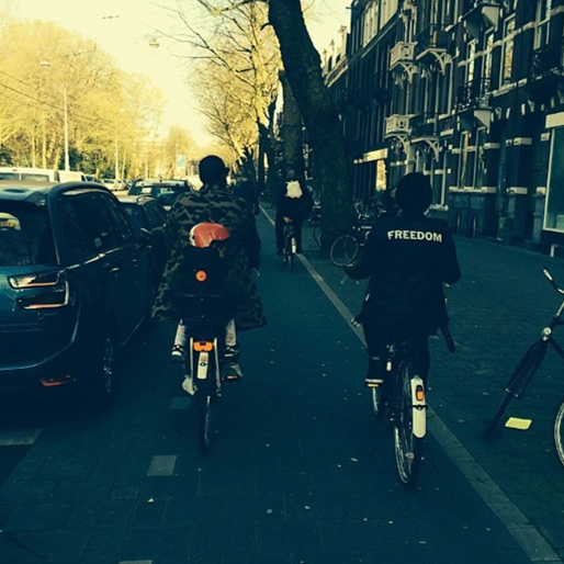 Beyoncé, Jay Z och Blue Ivy tar en tur i Amsterdam. Beyoncé, Jay Z och Blue Ivy tar en tur i Amsterdam.