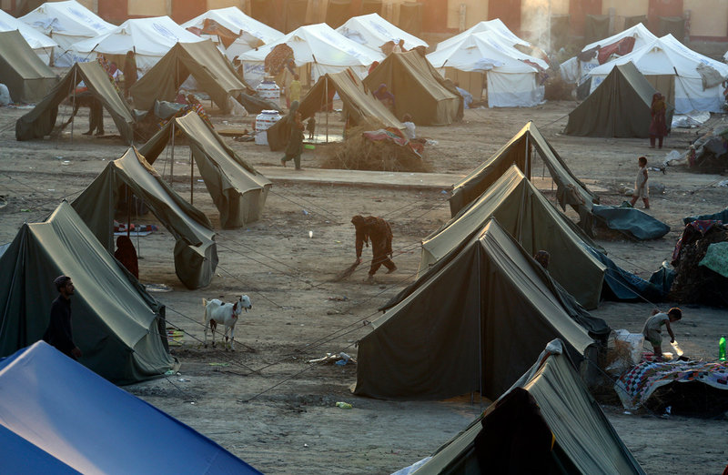 Tillfälliga UNHCR-läger för översvämningsdrabbade.