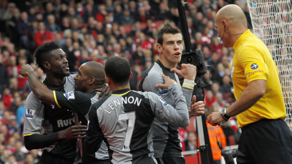 Gareth Bale visar för domaren Howard Webb vem det var som gjorde målet. Bra.