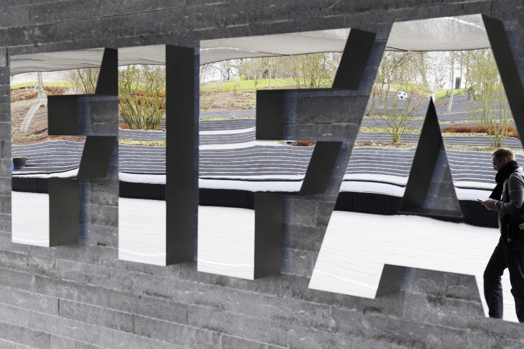 England har anklagat Fifa för att ha tagit emot mutor.