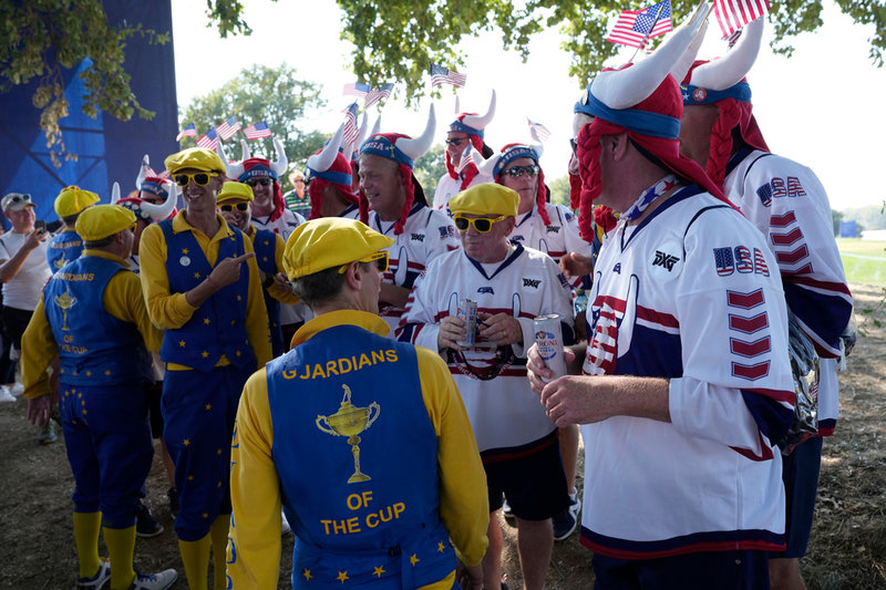 Europeiska och amerikanska supportrar under tävlingen i Rom 2023. Hur blir publiktrycket när Ryder Cup nu spelas i USA?