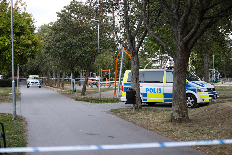 I augusti skottskadades en kvinna och ett barn på en lekplats i Årby i Eskilstuna.