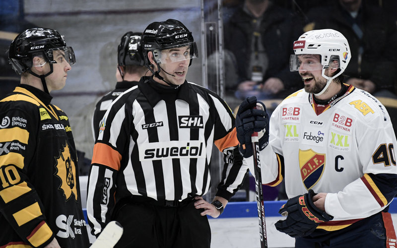 Jacob Josefson, till höger, under en SHL-match mot Skellefteå. Arkivbild.