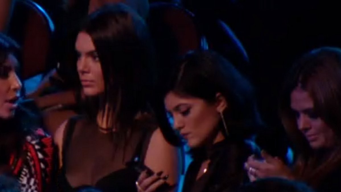 Kylie Jenner spanar efter sms. 
