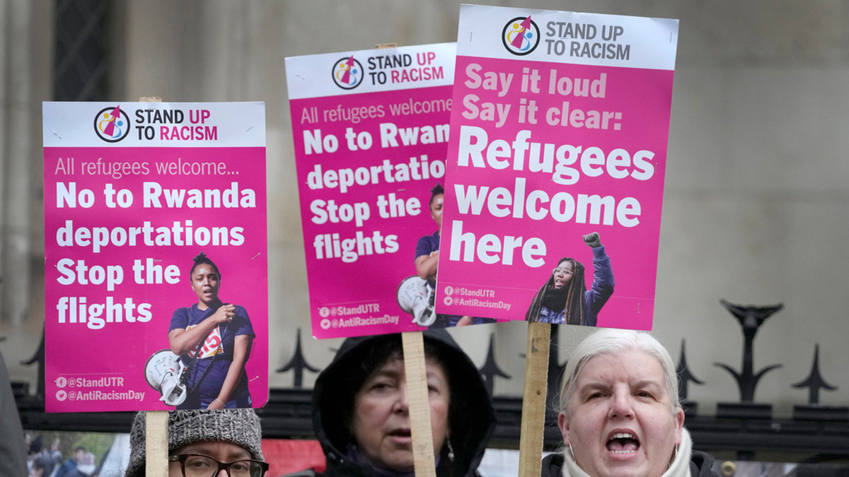 Demonstranter utanför Högsta domstolen i London protesterar mot planerna på att skicka asylsökande till Rwanda.