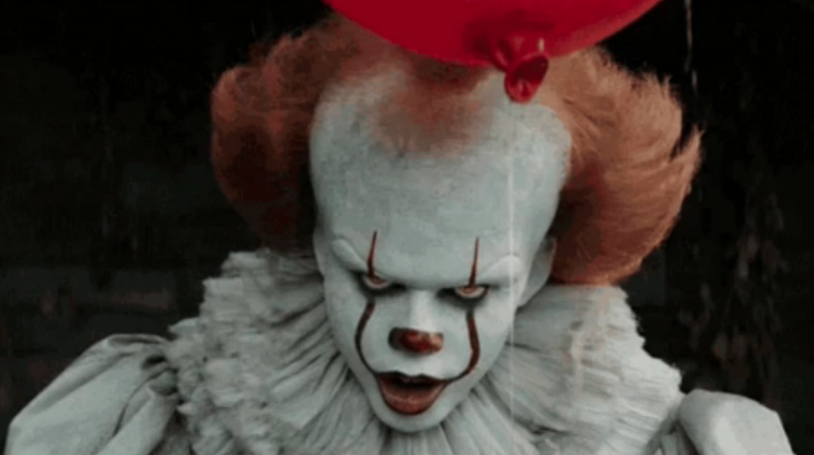 Bill Skarsgård spelar Pennywise Bill Skarsgård spelar Pennywise