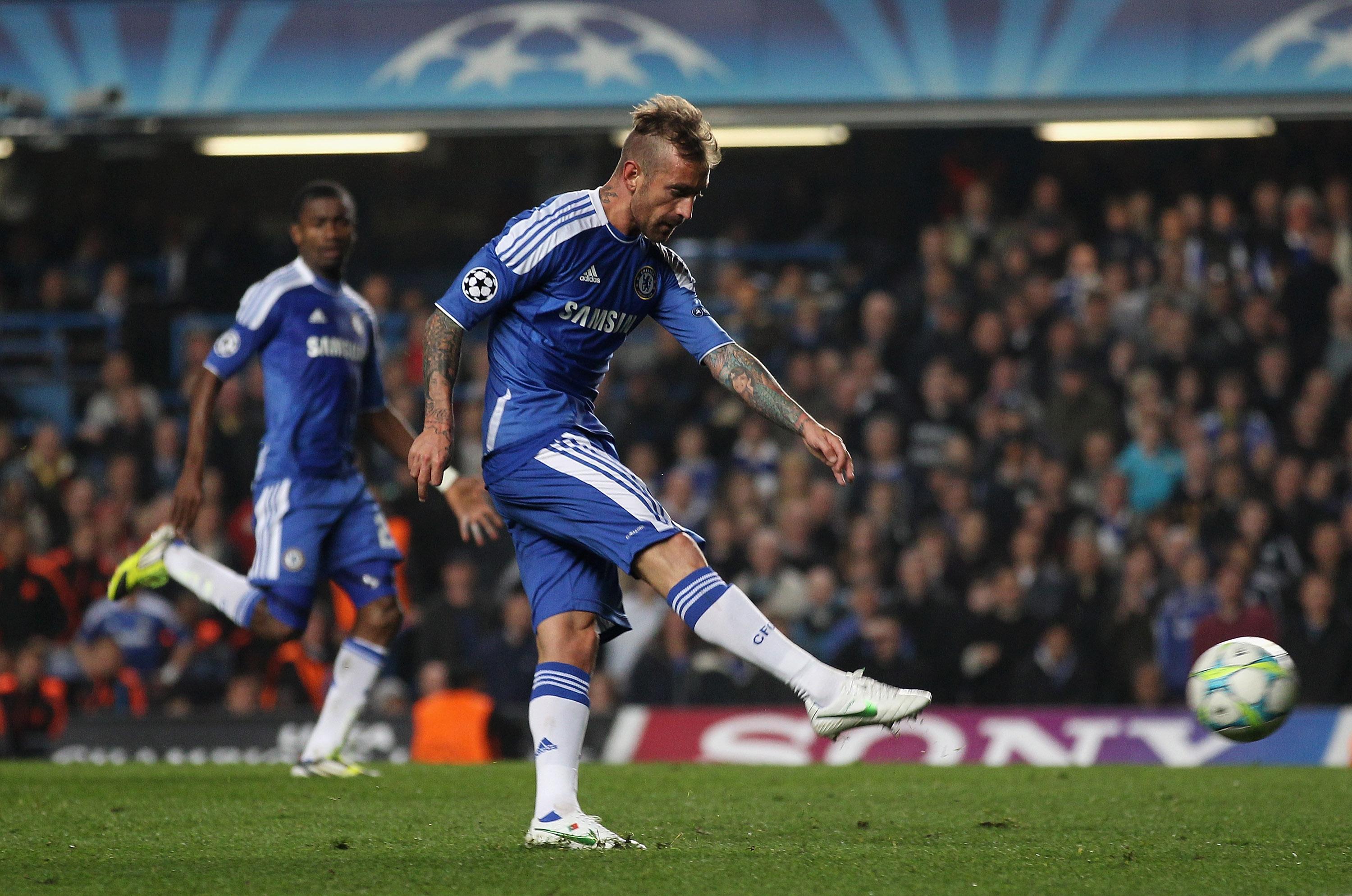 På övertid tog
Raul Meireles kanonskott död på Benficas semifinal-hopp. På övertid tog
Raul Meireles kanonskott död på Benficas semifinal-hopp.
