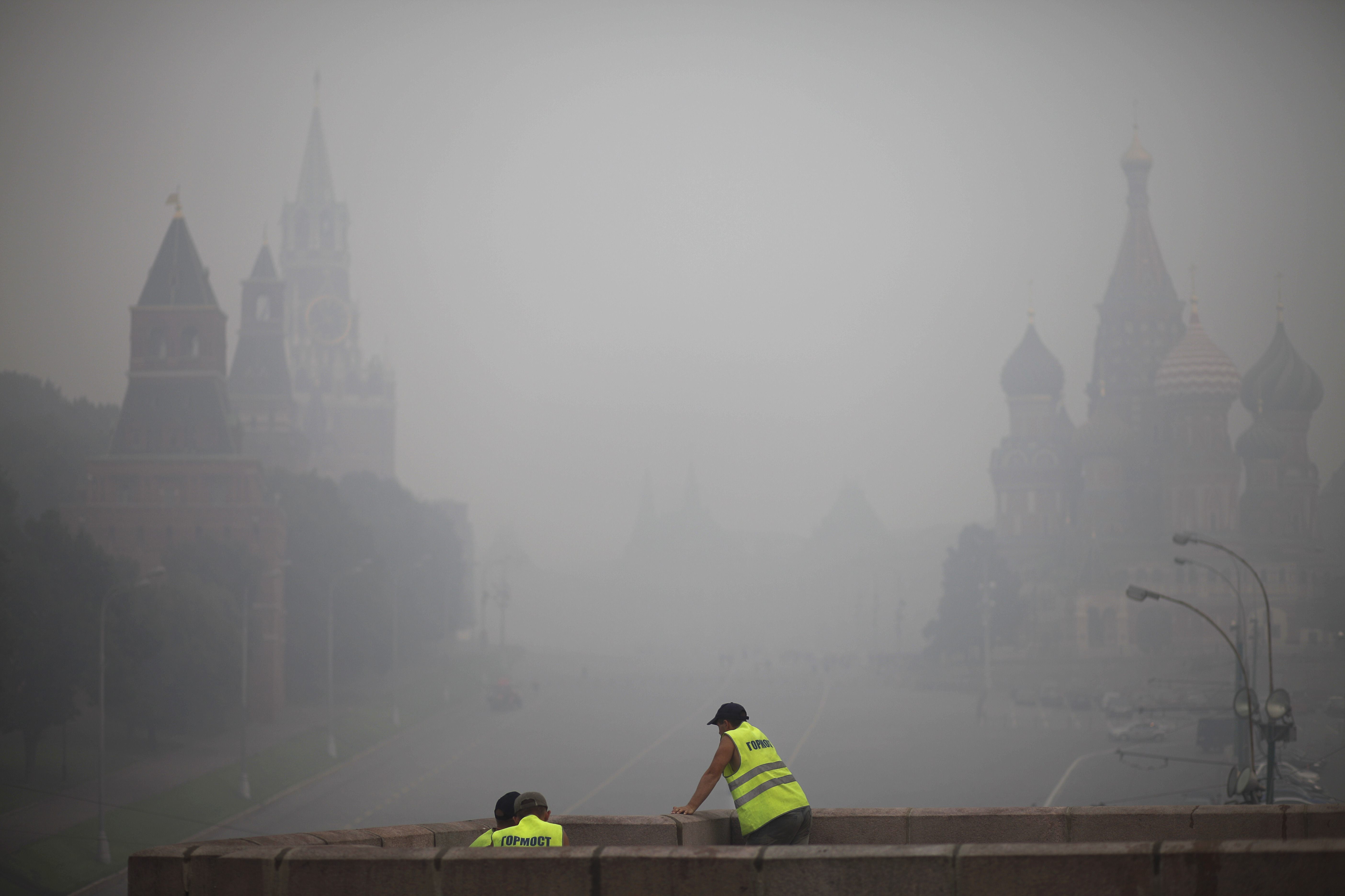 Röken som lagt sig över Moskva påminner om röken från en lägereld, fast tjockare och intensivare.